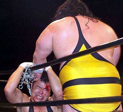 Goto uses a chain on Anjo from Nikkan Sports